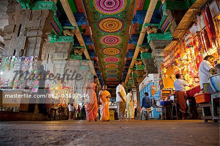 Madurai, Indien. Marktstände verkaufen Pooja (Angebote) im Sundereshwara Meenakshi Tempel.