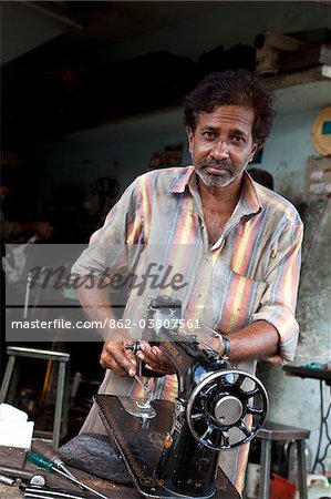 Inde, Mysore. Un homme, réparer les vieilles machines à coudre à Mysore.