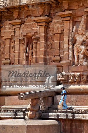 Indien, Thanjavur. Eine Putzfrau gibt eine Vorstellung von der Größenordnung des Brihadeeswarar Tempels.