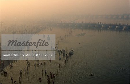 Uttar Pradesh, Indien Allahabad. Hindu-Pilger Baden neben temporäre Ponton-Brücken über den Fluss Ganges gebaut, um erleichtern die große Zahl von Pilgern besucht das gefeierte Kumbh Mela-Festival hier alle zwölf Jahre gehalten.