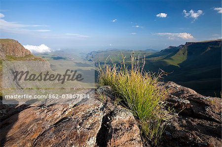 Lesotho, Sani Pass. La frontière avec l'Afrique du Sud dans les montagnes du Drakensberg. Une vue imprenable depuis le sommet du col.