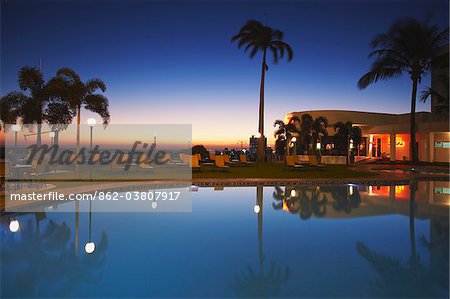 Piscine à l'hôtel Cardoso au coucher du soleil, Maputo, Mozambique