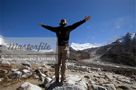 Nepal, Everest-Region Khumbu-Tal. Wanderer im Tal zum Island Peak umarmt' ' die Berge