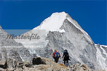 Asie, Népal, Himalaya, Parc National de Sagarmatha, Solu Khumbu région de l'Everest, du patrimoine mondial de l'Unesco, Lingtren (6697m), les randonneurs sur le sentier Asie, Népal, Himalaya, Parc National de Sagarmatha, Solu Khumbu région de l'Everest, du patrimoine mondial de l'Unesco, Lingtren (6697m), les randonneurs sur le sentier
