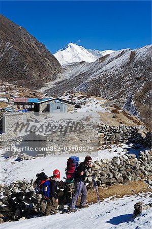 Asia, Nepal, Himalayas, Sagarmatha National Park, Solu Khumbu Everest Region, Unesco World Heritage, Machherma, hikers on snow covered trail with Cho Oyu behind