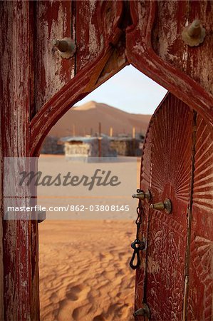 Oman, Wahiba Sands. La porte qui mène à la Desert Camp nomade.