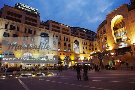Nelson Mandela Square, au crépuscule, Sandton, Johannesburg, Gauteng, Afrique du Sud Nelson Mandela Square, au crépuscule, Sandton, Johannesburg, Gauteng, Afrique du Sud