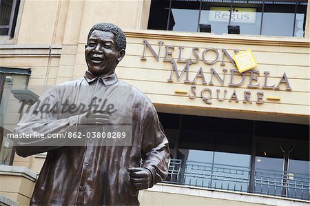 Statue de Nelson Mandela à Nelson Mandela Square, Sandton, Johannesburg, Gauteng, Afrique du Sud Statue de Nelson Mandela à Nelson Mandela Square, Sandton, Johannesburg, Gauteng, Afrique du Sud