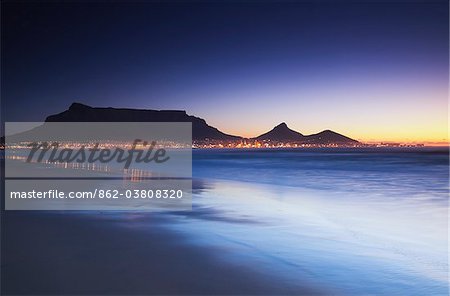 Vue de montagne de la Table au crépuscule de Milnerton beach, Cape Town, Western Cape, Afrique du Sud