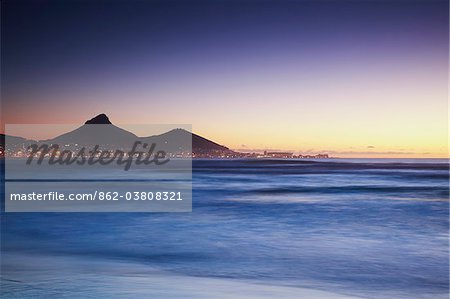 Vue de tête de Lion et de Signal Hill au coucher du soleil, Cape Town, Western Cape, Afrique du Sud Vue de tête de Lion et de Signal Hill au coucher du soleil, Cape Town, Western Cape, Afrique du Sud