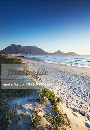 Vue sur la montagne de la Table de Milnerton beach, Cape Town, Western Cape, Afrique du Sud