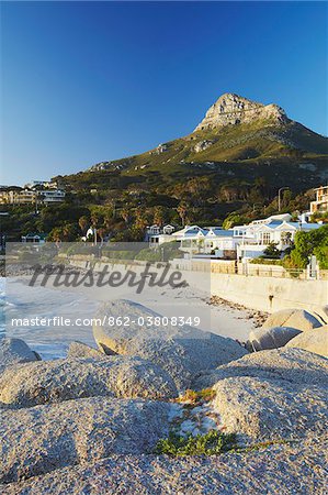 Camps Bay avec tête de Lion en arrière-plan, Cape Town, Western Cape, Afrique du Sud Camps Bay avec tête de Lion en arrière-plan, Cape Town, Western Cape, Afrique du Sud