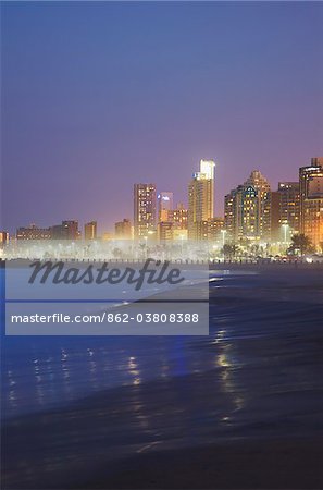 Skyline de Durban et le front de mer au crépuscule, KwaZulu-Natal, Afrique du Sud Skyline de Durban et le front de mer au crépuscule, KwaZulu-Natal, Afrique du Sud