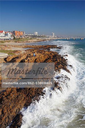 Homme assis sur les rochers, Summerstrand, Port Elizabeth, Cap oriental, Afrique du Sud Homme assis sur les rochers, Summerstrand, Port Elizabeth, Cap oriental, Afrique du Sud