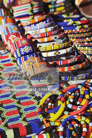 Souvenirs africains traditionnels colorés sur front de mer, Durban, KwaZulu-Natal, Afrique du Sud