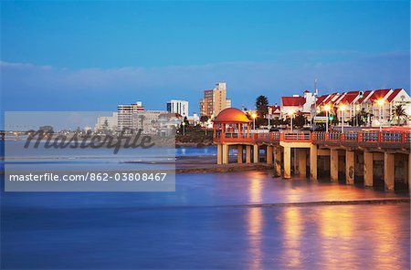 Summerstrand beachfront au crépuscule, Port Elizabeth, Cap oriental, Afrique du Sud Summerstrand beachfront au crépuscule, Port Elizabeth, Cap oriental, Afrique du Sud