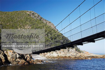 Femme debout sur le pont suspendu à Parc National de Tsitsikamma, tempêtes River, Eastern Cape, Afrique du Sud Femme debout sur le pont suspendu à Parc National de Tsitsikamma, tempêtes River, Eastern Cape, Afrique du Sud