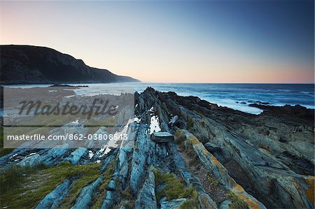 Littoral du Parc National de Tsitsikamma à aube, tempêtes River, Eastern Cape, Afrique du Sud