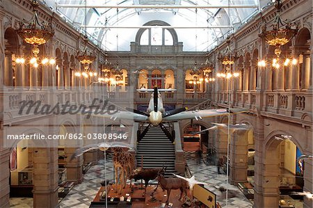 Glasgow, en Écosse. Un Spitfire suspendu au-dessus des animaux s'affiche dans le Kelvingrove Art Gallery and Museum.