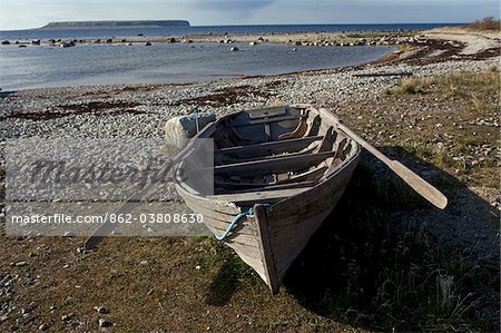 L'île de Gotland, en Suède. Bateaux de pêche traditionnels en bois tiré vers une plage mer Baltique près de Fårösund.