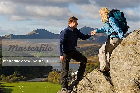 North Wales, Snowdonia. Homme et femme de brouillage sur les rochers dans le contexte du Mont Snowdon. North Wales, Snowdonia. Homme et femme de brouillage sur les rochers dans le contexte du Mont Snowdon.