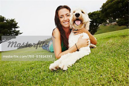 Femme couchée sur l'herbe avec chien