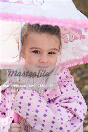 Portrait de jeune fille au parapluie