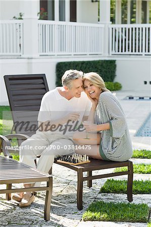 Couple jouant aux échecs