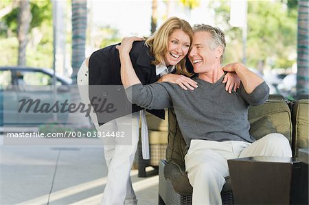 Couple s'enlaçant