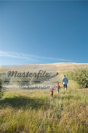 Famille marchant, Livermore, Alameda County, Californie, Etats-Unis