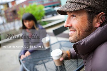 Couple au café