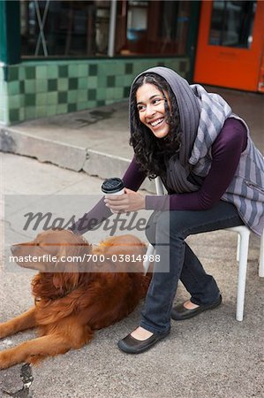 Femme caresser chien au café