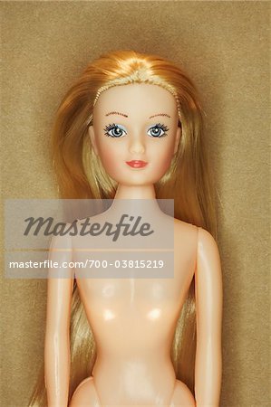 Portrait de poupée blonde nue