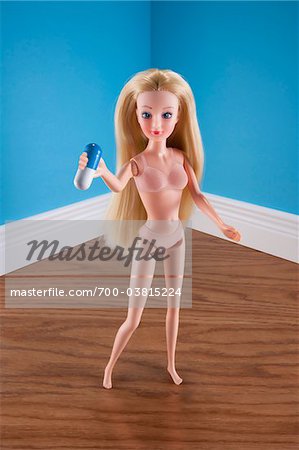 Blonde poupée Holding grande pillule Blonde poupée Holding grande pillule