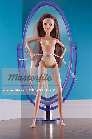 Taille de poupée mesure devant le miroir Taille de poupée mesure devant le miroir