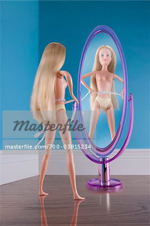 Taille de poupée mesure devant le miroir Taille de poupée mesure devant le miroir