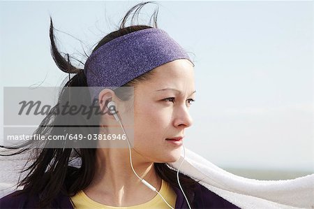 Portrait d'une femme après l'exercice à l'extérieur