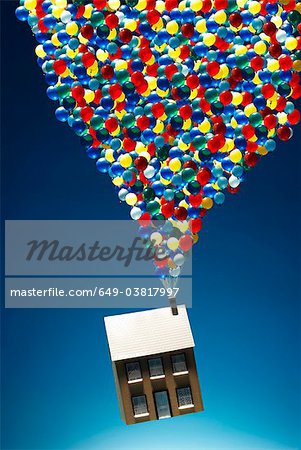 Haus mit vielen Luftballons schweben
