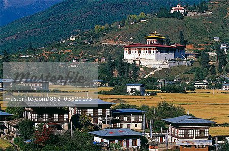 Paro est la deuxième plus grande ville de Bhutans.L'extrémité ouest de la vallée de Paro est seulement 20 km de la frontière tibétaine, et pendant des siècles, il a été le premier point d'entrée au Bhoutan pour les Tibétains soit envahissant armées ou commerçants.