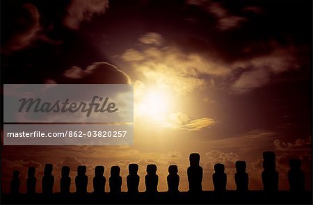 Mondaufgang über dem fünfzehn kolossalen Steinstatuen oder der Einzahl Moai. Die Moais stehen auf ihrer Plattform oder an der Ostküste der Insel am Fuße der Halbinsel Poike Ahu. Ahu Tongariki ist die größte Plattform, auf der Insel auf über 200 m lang und hat die meisten Maois.
