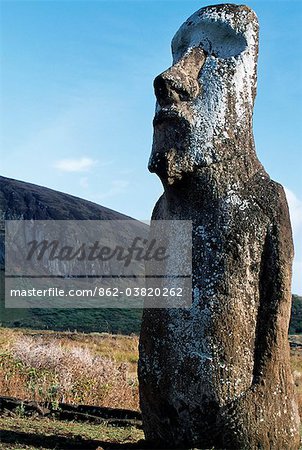 Ein einzelnes sehr auffällig Moai steht auf einer Seite des berühmten fünfzehn kolossalen Steinstatuen oder Moais der Einzahl auf ihrer Plattform oder an der Ostküste der Insel am Fuße der Halbinsel Poike Ahu aus. Ahu Tongariki ist die größte Plattform, auf der Insel auf über 200 m lang und hat die meisten Maois.