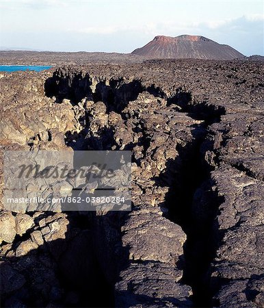 Un peu loin au large de la côte de Djibouti, une triple jonction où convergent les failles océaniques de la mer rouge et le golfe d'Aden est contiguë à la limite nord de la vallée du Rift Afriques.Cette photographie montre une fissure évidente dans une crête de lave énorme.Autre que de l'Islande, Djibouti est le seul pays où les scientifiques peuvent observer les fonds marins répandre sur la terre ferme que deux plaques se déplacent de part.