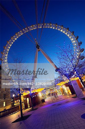 Le British Airways London Eye, ou tout simplement l'yeux pour faire court, sont une grande roue sur les rives de la Tamise construit pour les célébrations du Millénaire de Londres.Aussi connu comme la roue du millénaire, c'est la plus grande roue du monde à 135 m d'altitude. Le British Airways London Eye, ou tout simplement l'yeux pour faire court, sont une grande roue sur les rives de la Tamise construit pour les célébrations du Millénaire de Londres.Aussi connu comme la roue du millénaire, c'est la plus grande roue du monde à 135 m d'altitude.