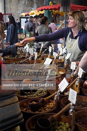Tous les types d'olives en vente à Olives Borough dans Market.Records arrondissement du marché aller retour aussi loin que AD1014 et il a commercé de son emplacement actuel depuis 1756 rendant le plus gros marché fruits et légumes à Londres. Tous les types d'olives en vente à Olives Borough dans Market.Records arrondissement du marché aller retour aussi loin que AD1014 et il a commercé de son emplacement actuel depuis 1756 rendant le plus gros marché fruits et légumes à Londres.