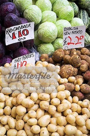 Fruits et légumes en vente dans Market.Records arrondissement du marché frais aller retour aussi loin que AD1014 et il a commercé de son emplacement actuel depuis 1756 rendant le plus gros marché fruits et légumes à Londres.