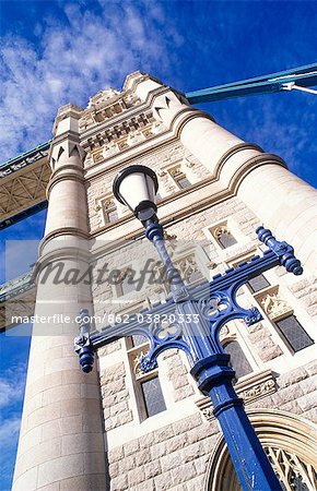 Angleterre, London.Tower pont a été achevé en 1894, après huit ans de travaux.Quand il a été construit, le Tower Bridge était le pont à bascule de plus grand et le plus sophistiqué jamais construit.