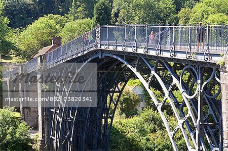 Angleterre, Shropshire, Gorge d'Ironbridge, Site du patrimoine mondial de l'UNESCO. La région tire son nom du célèbre pont de fer, un pont en fonte de 30 mètres qui a été construit sur la rivière il en 1779. Angleterre, Shropshire, Gorge d'Ironbridge, Site du patrimoine mondial de l'UNESCO. La région tire son nom du célèbre pont de fer, un pont en fonte de 30 mètres qui a été construit sur la rivière il en 1779.