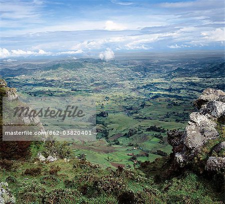 Une belle vue de l'escarpement ouest du Rift Abyssin, juste au sud de Debre Sina où les couches accumulées de tufs et de laves basaltiques trouvent à 3 000 mètres d'épaisseur. L'escarpement occidental dans cette région s'élève à plus de 11 000 pieds au-dessus du niveau de mer