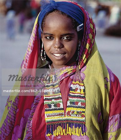 Une jolie jeune fille Oromo dans la ville fortifiée médiévale d'Harar. Ses bijoux perlé elle distingue Harari résidents.Une fois un état de la cité indépendante datant du début du XVIe siècle, Harar a été incorporée à l'Empire éthiopien en 1887.