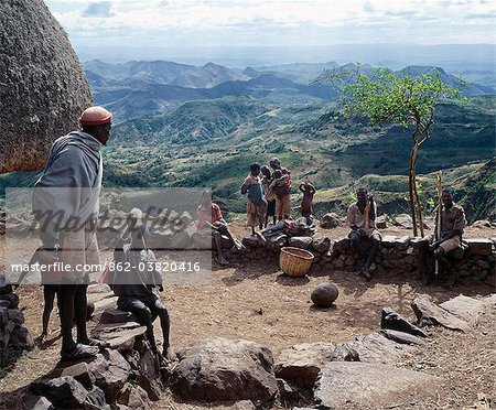 Le lieu de rencontre central, mora, d'un vieux village Konso dans des paysages spectaculaires dans le sud-ouest de l'Éthiopie. La plus ancienne date de villages 500 à 600 ans en arrière et sont enrichis avec d'immenses murs de pierres sèches.Le peuple Konso est agriculteurs très industrieuses, cultiver un sol pauvre en terrasses, qui sont renforcées avec des pierres et de roches.